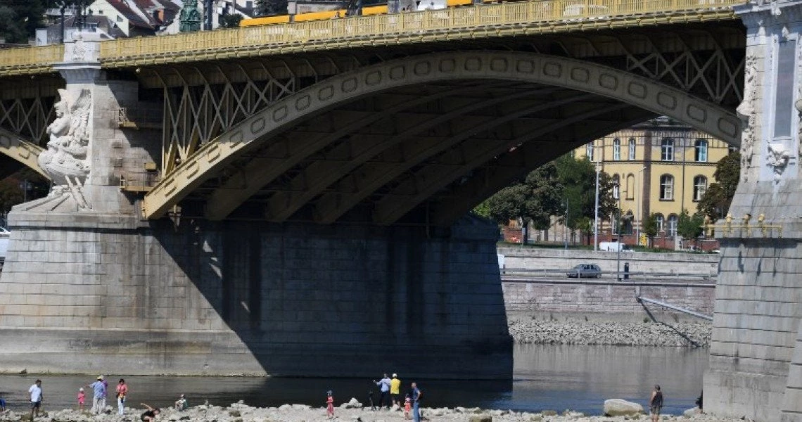 «Στέγνωσε» ο Δούναβης από την ξηρασία, ακινητοποιημένα τα ποταμόπλοια